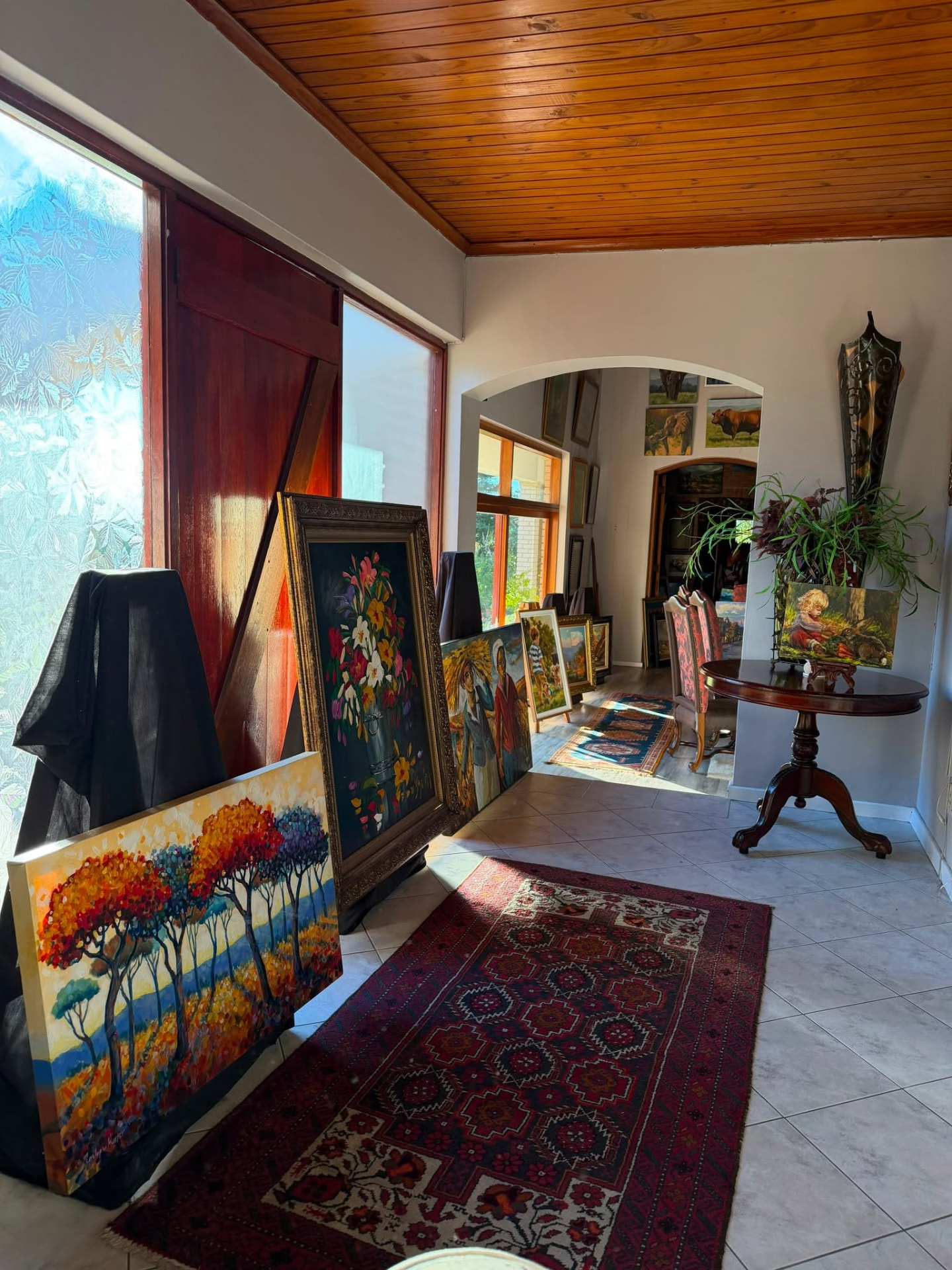 Visitors and artworks at Kunssinnig Gallery, Durbanville